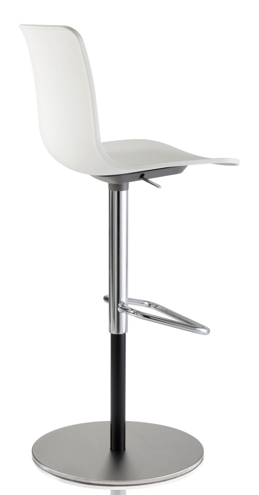 Weißer Hal Barhocker von Vitra mit Chromfuß und Fußstütze, seitliche Ansicht.