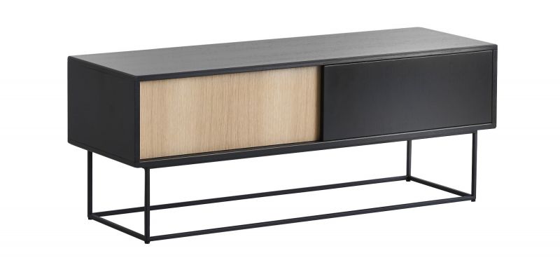 Virka Sideboard niedrig von Woud in Eiche und Schwarz mit Schiebetüren und Metallgestell.