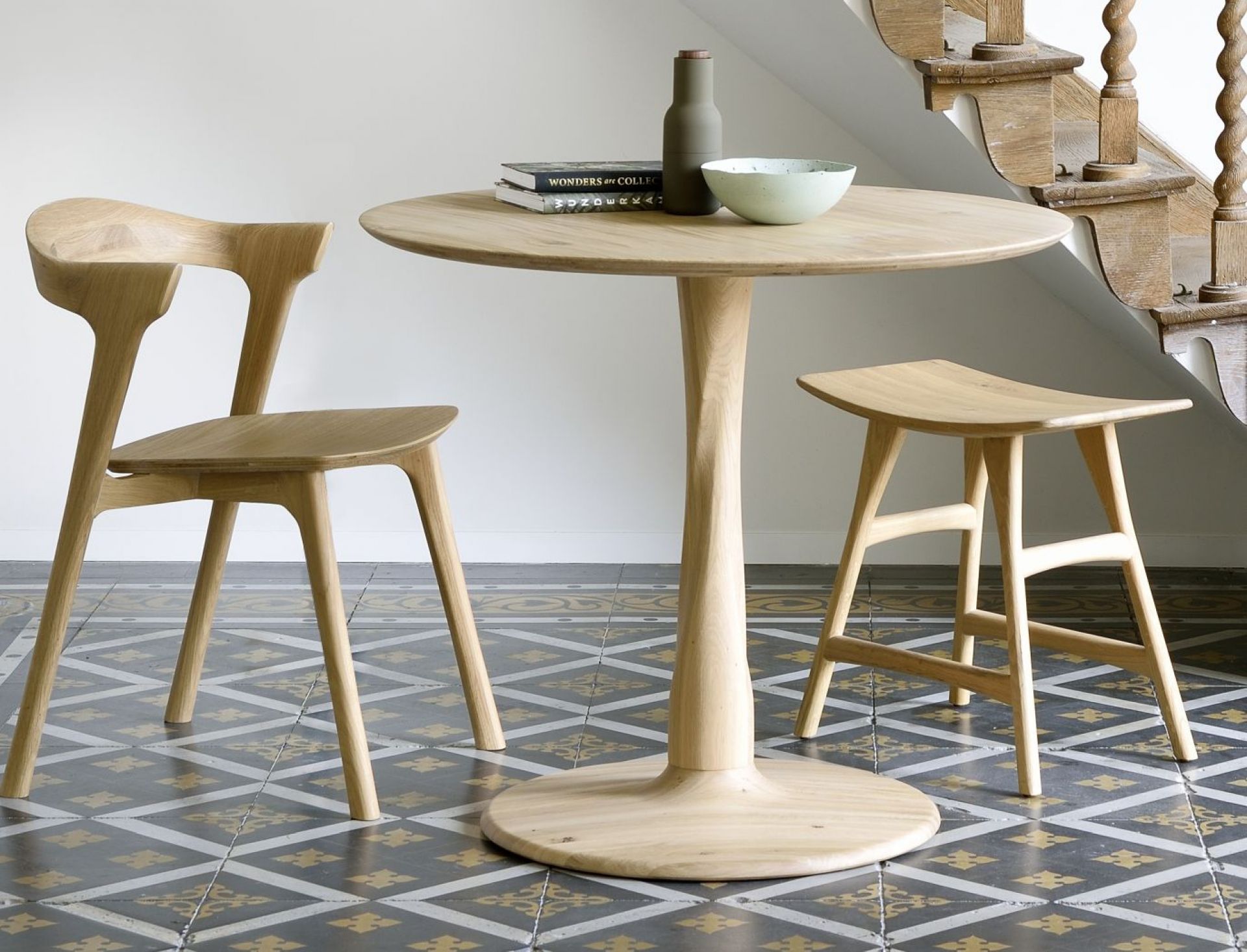 Osso Stuhl aus Eiche von Ethnicraft mit passendem Hocker und Esstisch aus Massivholz.