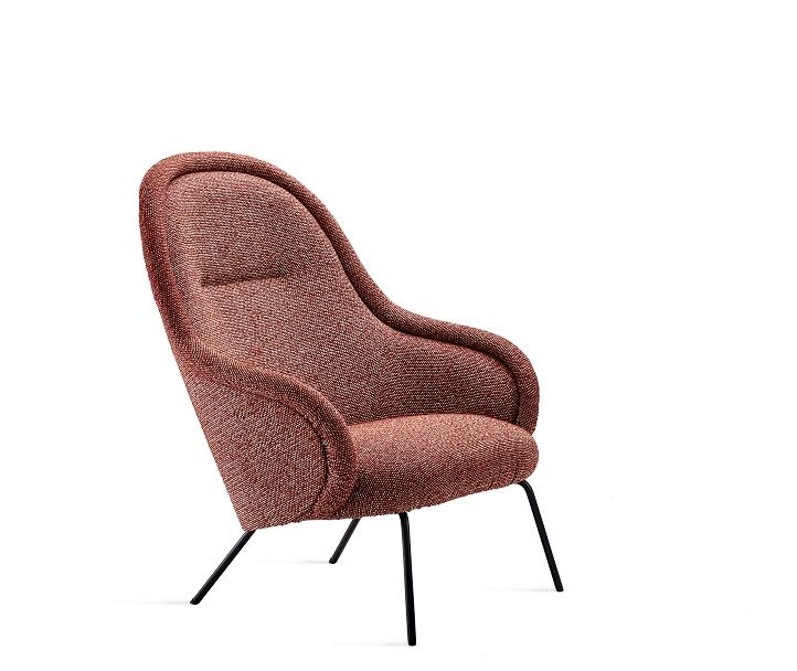 Ona Lounge Chair von Freifrau Manufaktur: Hochlehniger Sessel in Rotbraun mit schwarzem Metallgestell.
