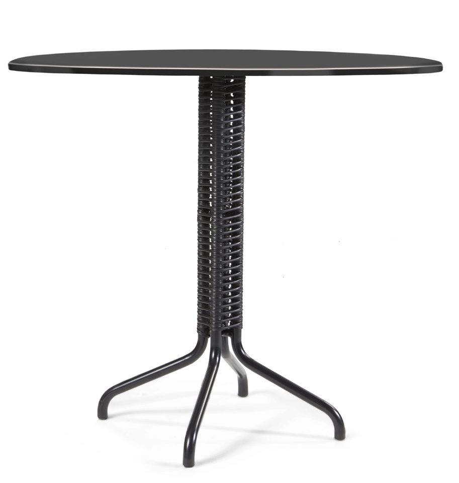 Schwarzer Cielo Table Outdoor Tisch mit runder Tischplatte und geflochtenem Fuß.