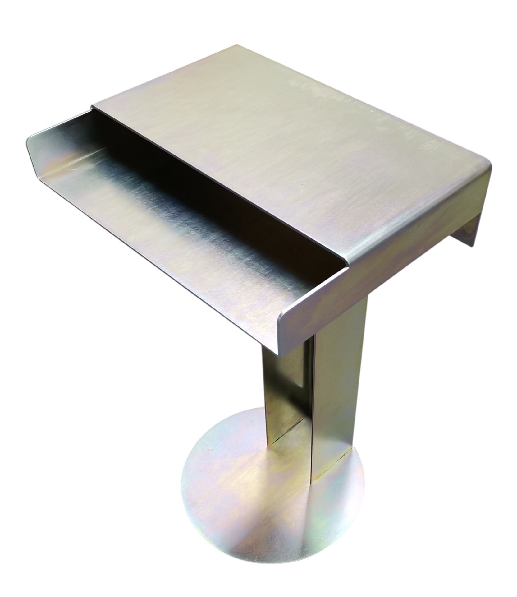 Bild eines chromgelben Meta Side Table Beistelltischs von New Tendency, modernes Design mit Ablagefach.