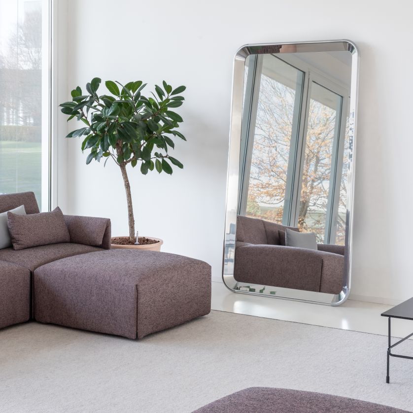 Moderner, großer Deja-vu Spiegel von Magis mit silbernem Rahmen im Wohnzimmer. Dekorative Wandspiegel für stilvolles Interieur.