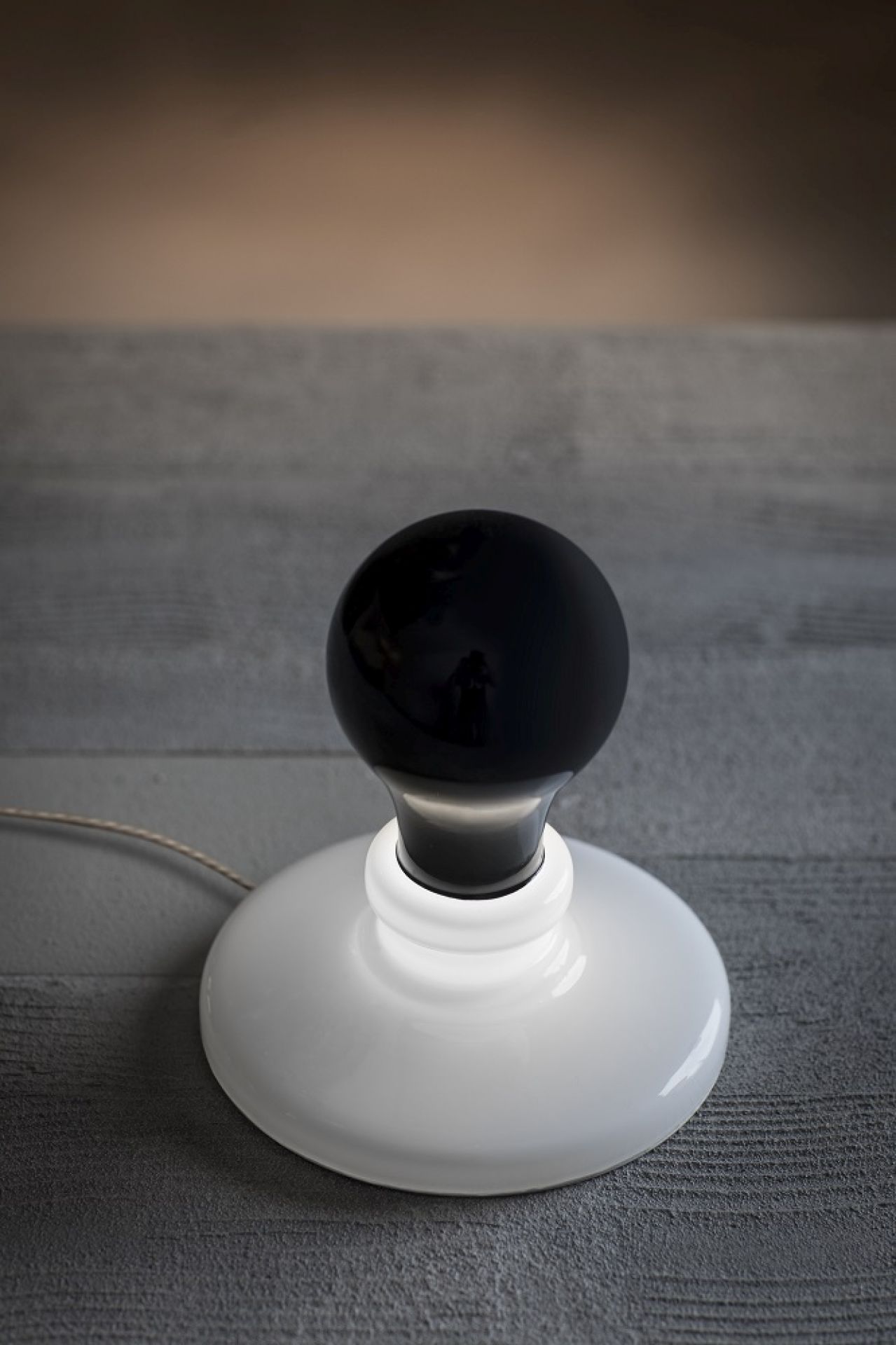 Foscarini Light Bulb Tavolo LED Tischleuchte mit schwarzem Lampenschirm und weißem Fuß.