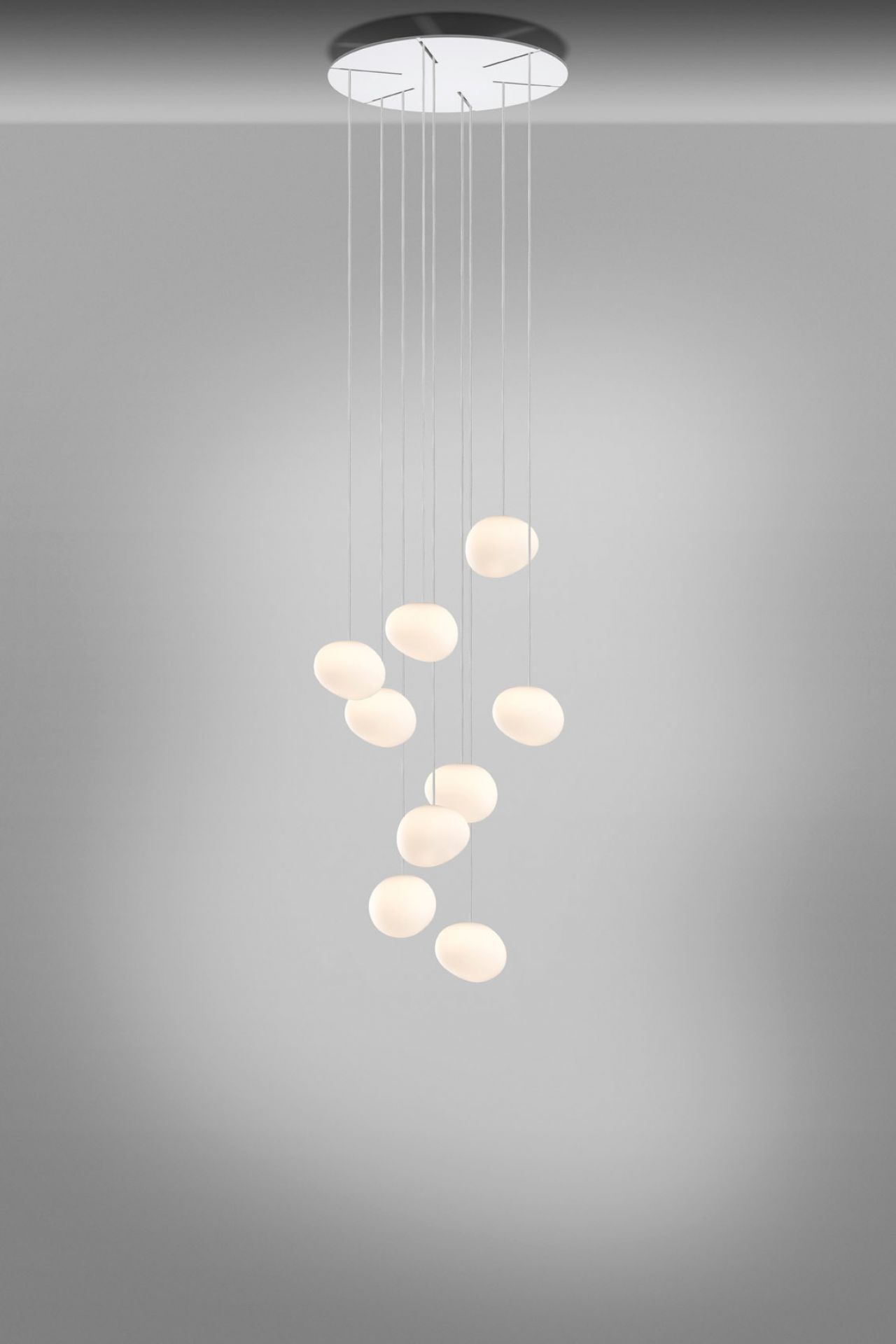 Gregg Pendelleuchte von Foscarini: Moderne Hängelampe mit mehreren organisch geformten, weißen Leuchtkörpern.