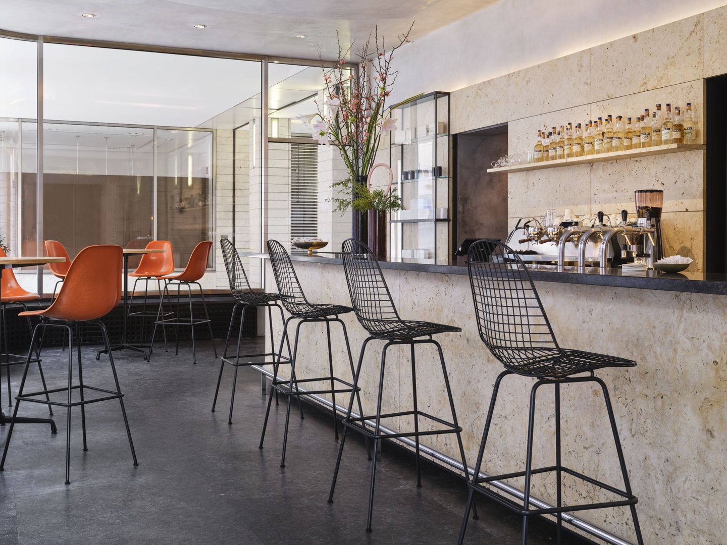 Eames Wire Bar Stool Barhocker High mit Sitz- und Rückenpolster Vitra