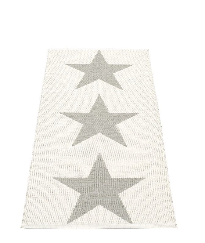Viggo One Pappelina Kunststoffteppich, 70x150 cm, warmgrau mit drei grauen Sternen auf weißem Grund.