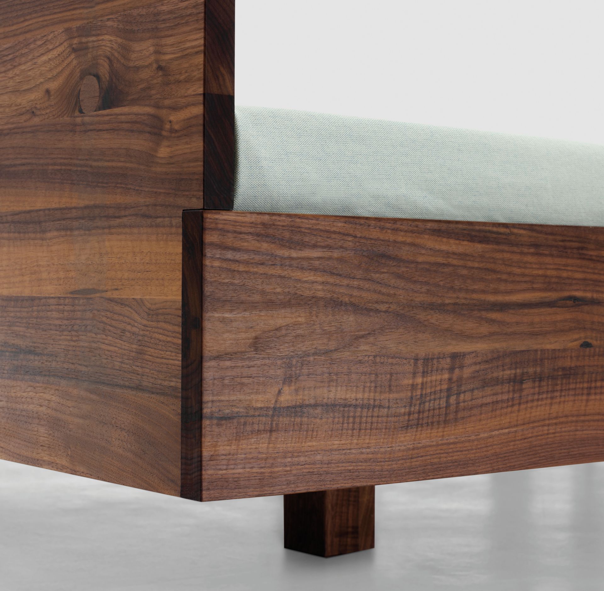 Detailaufnahme des Simple HI Holzbettrahmens aus Amerikanischem Nussbaum, modernes Design.