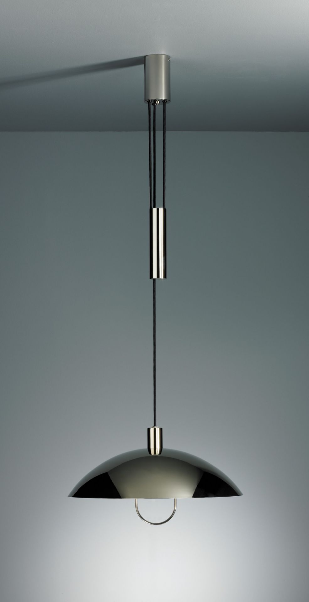 Nahaufnahme der Tecnolumen HMB 25 Pendelleuchte im Bauhaus-Stil mit Rollenzug.