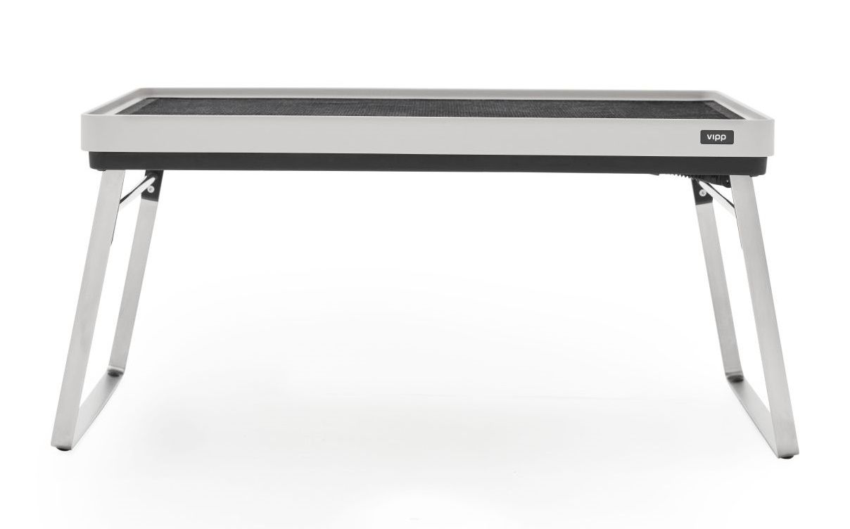 Vipp Tray Tisch für den Außenbereich, mit grauem Rahmen und Stahlbeinen auf weißem Hintergrund.