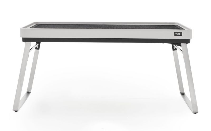 Vipp Tray Tisch für den Außenbereich, mit grauem Rahmen und Stahlbeinen auf weißem Hintergrund.