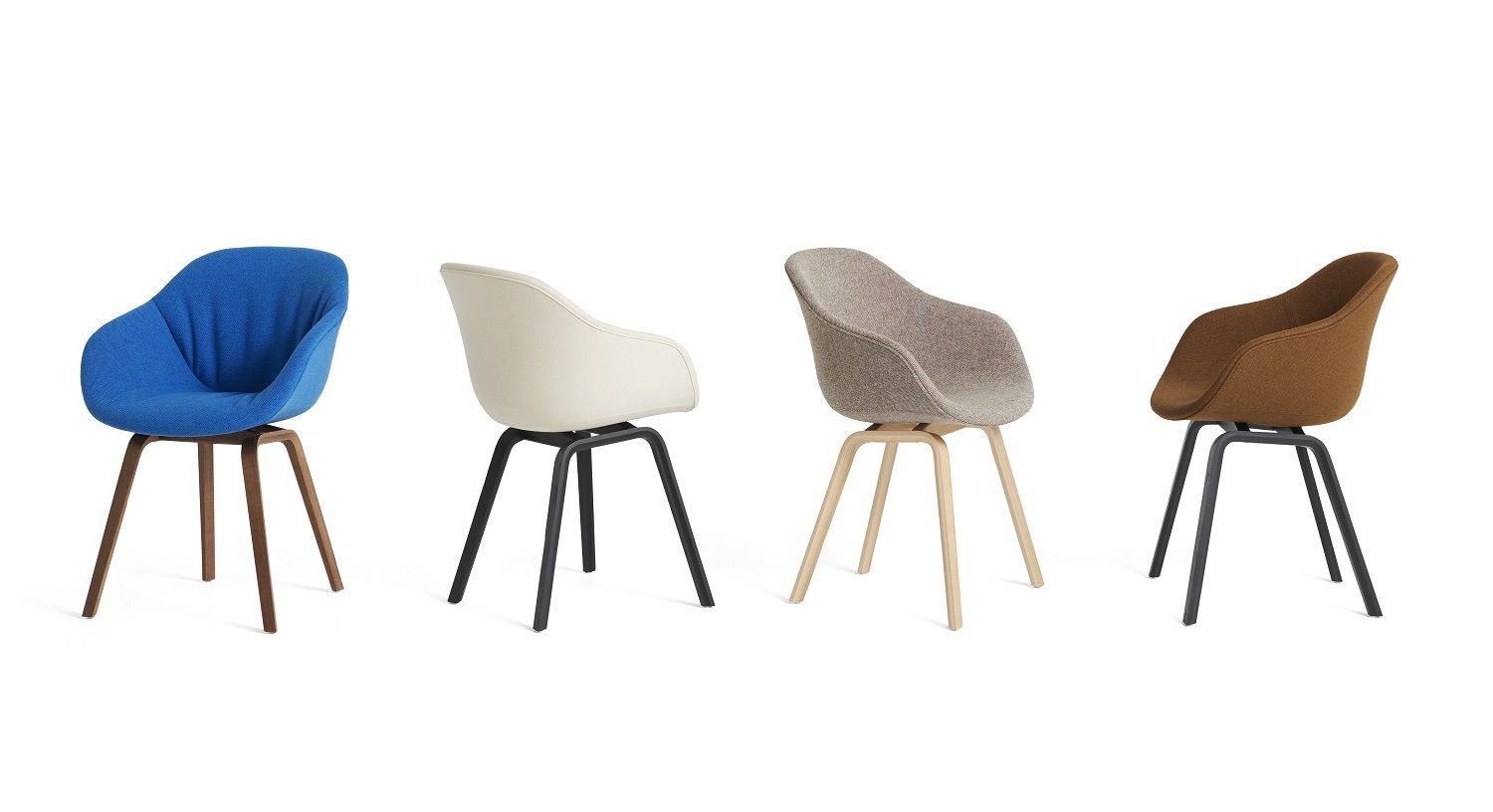 Vier HAY About a Chair AAC223 Stühle in Blau, Beige, Grau und Braun. Design Stühle.