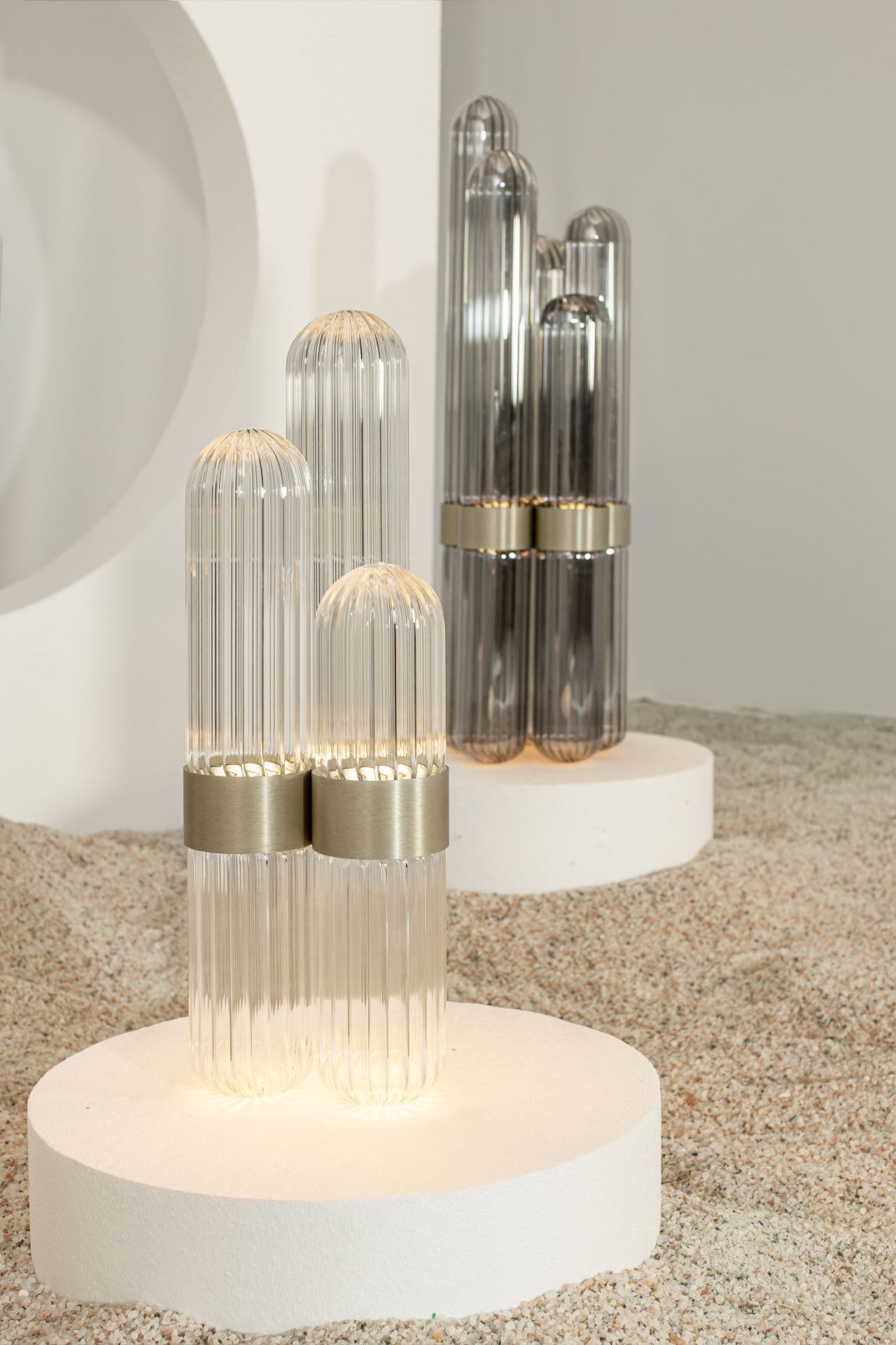 Cactus Stehleuchte small Transparent/schwarz festverbaute LED 1600lm Pulpo