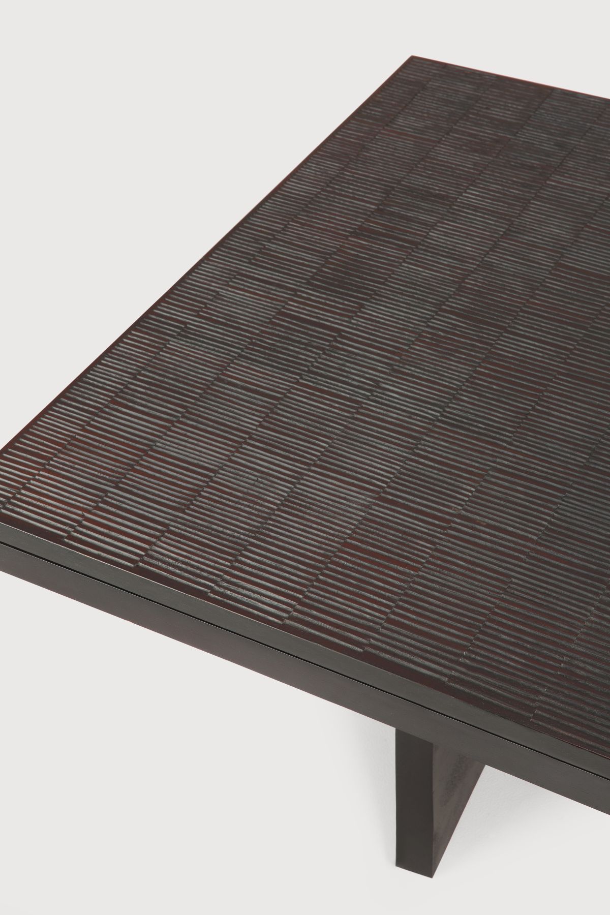 Detailansicht des Ethnicraft Grooves Couchtisches 135x65cm aus dunklem Holz mit gerillter Oberfläche.