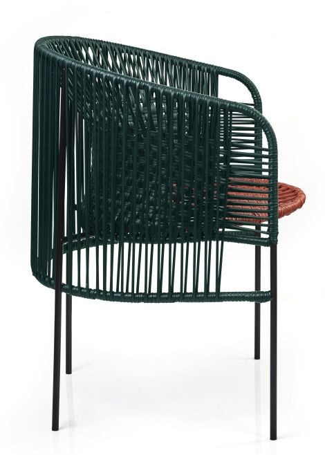 Caribe Chic Stuhl: Moosgrüner Outdoor-Stuhl mit Kupfer-Sitzfläche und schwarzem Metallgestell, Seitenansicht.