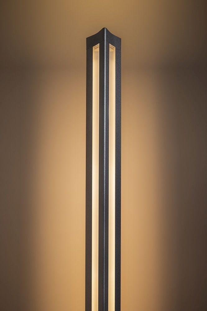 Schwarze Chiaroscura Stehleuchte von Foscarini mit drei Lichtschlitzen für indirekte Beleuchtung. Moderne Bodenleuchte.