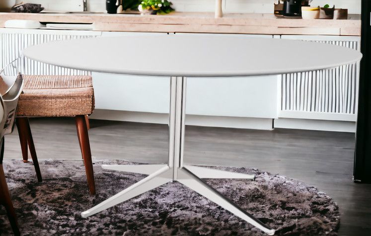 Florence Tisch: Runder Esstisch von Knoll International mit weißer Tischplatte und Metallfuß.