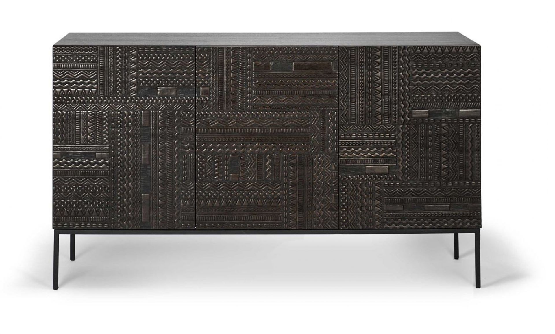 Ethnicraft Tabwa Teak Anrichte mit dunklem Holz und ethnischen Mustern auf schlanken Metallbeinen.