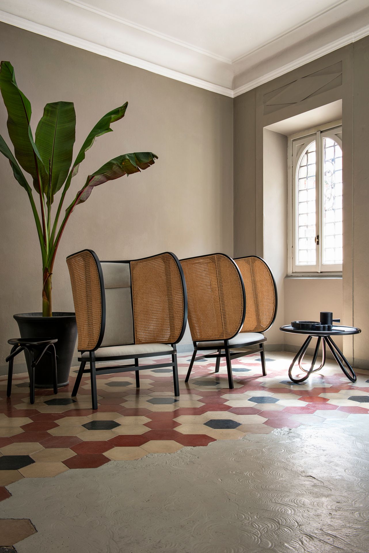 Arch Couchtisch von Wiener GTV Design, lackiert, mit Rattan und außergewöhnlichem Untergestell.