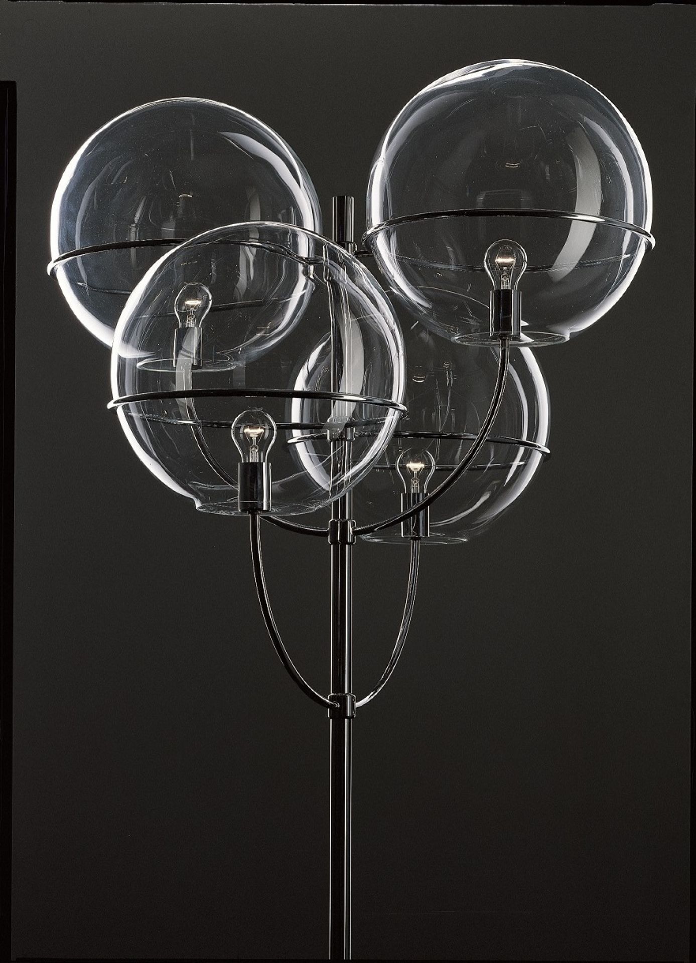 Lyndon 350 Stehleuchte von Oluce, 200 cm, mit fünf Glaskugeln und minimalistischem Design.