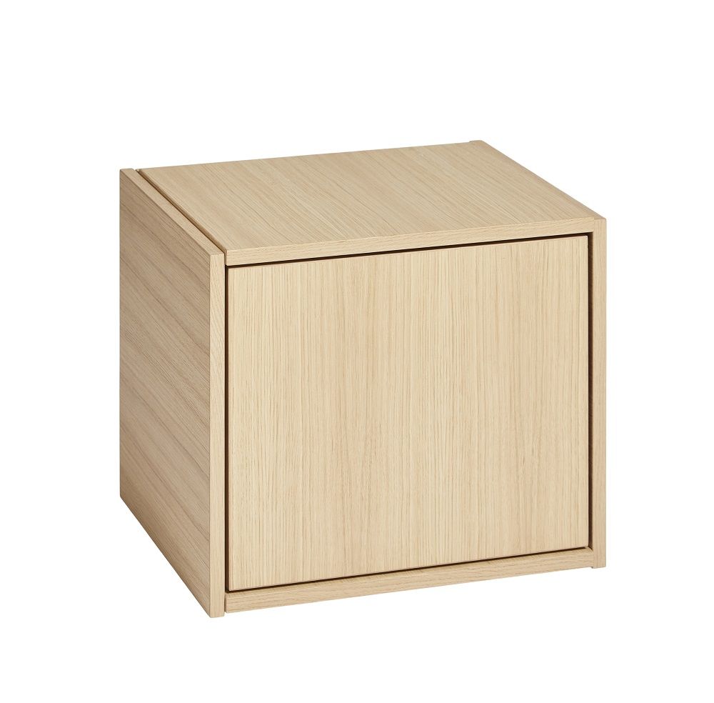 Bricks Cube Regal mit Tür links von Woud, helles Holz, minimalistisches Design.