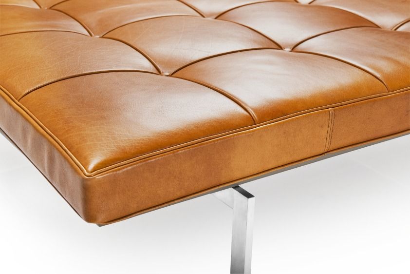 Detailaufnahme der PK81 Daybed Liege von Fritz Hansen mit braunem Lederpolster und Stahlgestell.