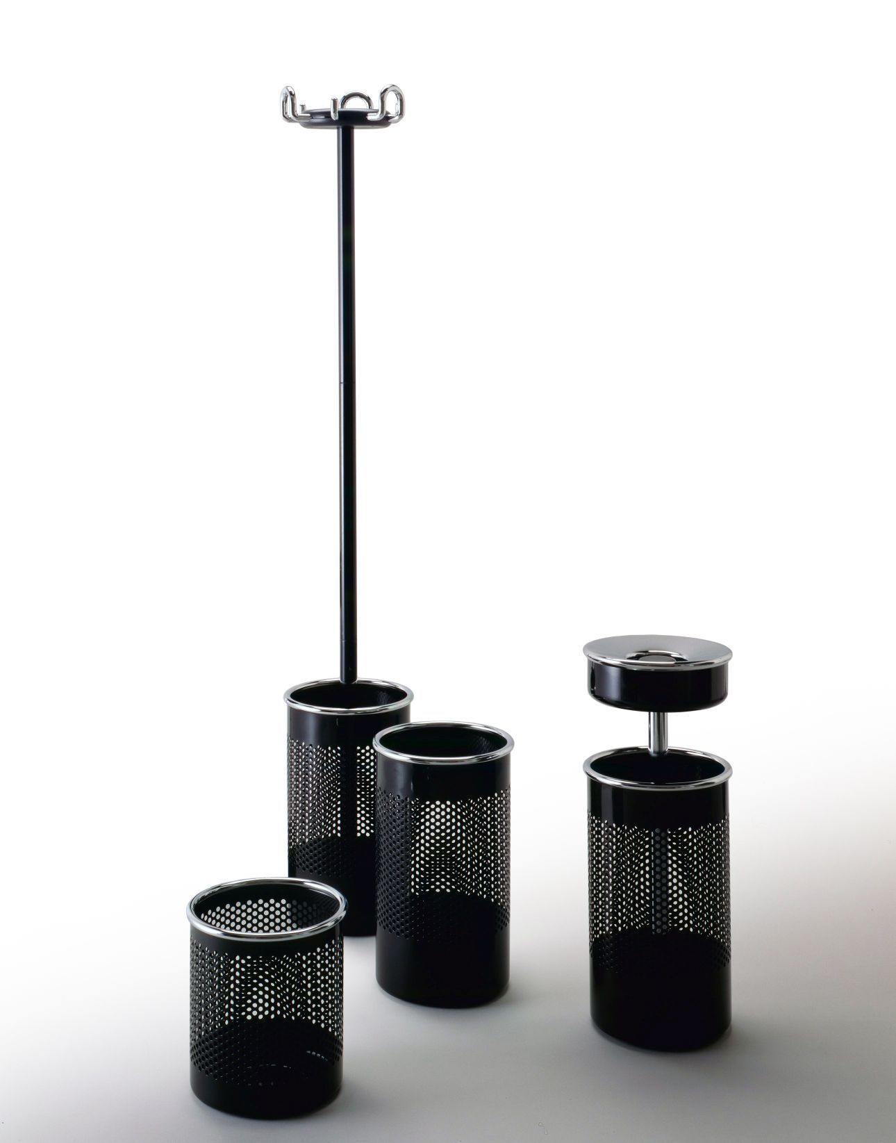 Schwarzer Cribbio Kleiderständer mit Schirmständer von Rexite, modernes Design für Flur und Garderobe.