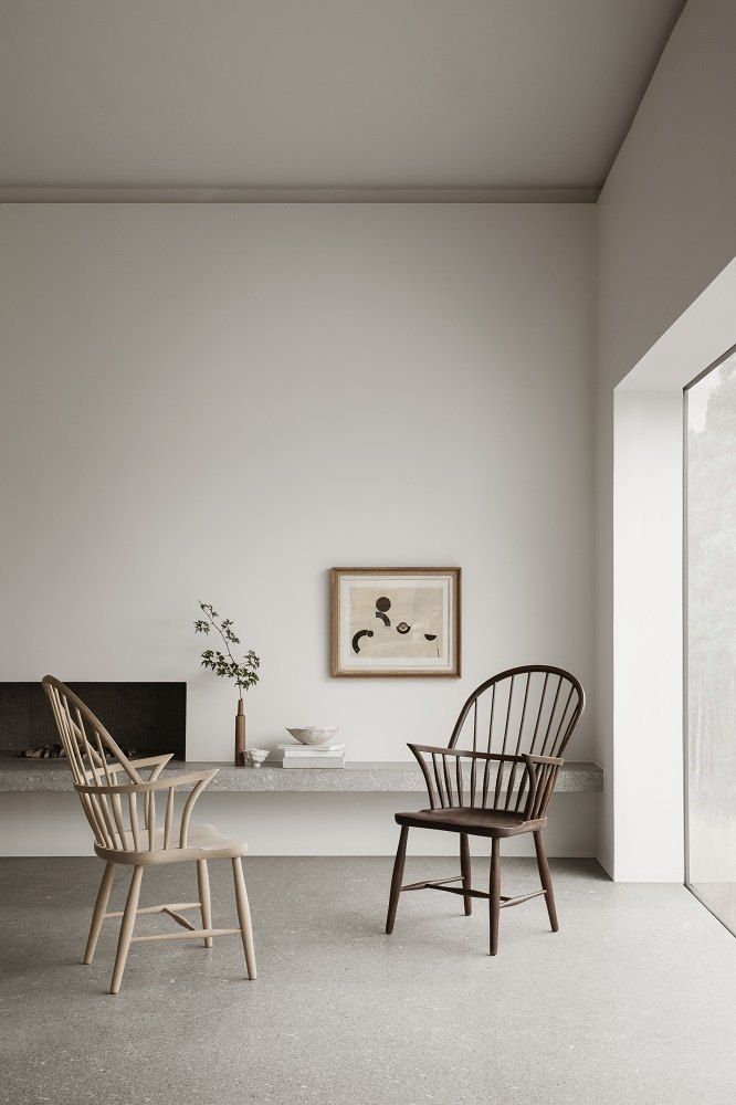 Zwei FH38 Windsor Stühle von Carl Hansen & Søn, Eiche geölt, im minimalistischen Interieur.