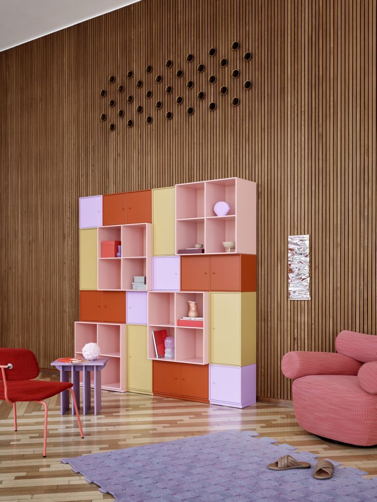 Kevi Stuhl E2060, schwarzes Sitzmöbel mit verchromtem Gestell, Teil einer modernen Wohnzimmer-Ausstellung.