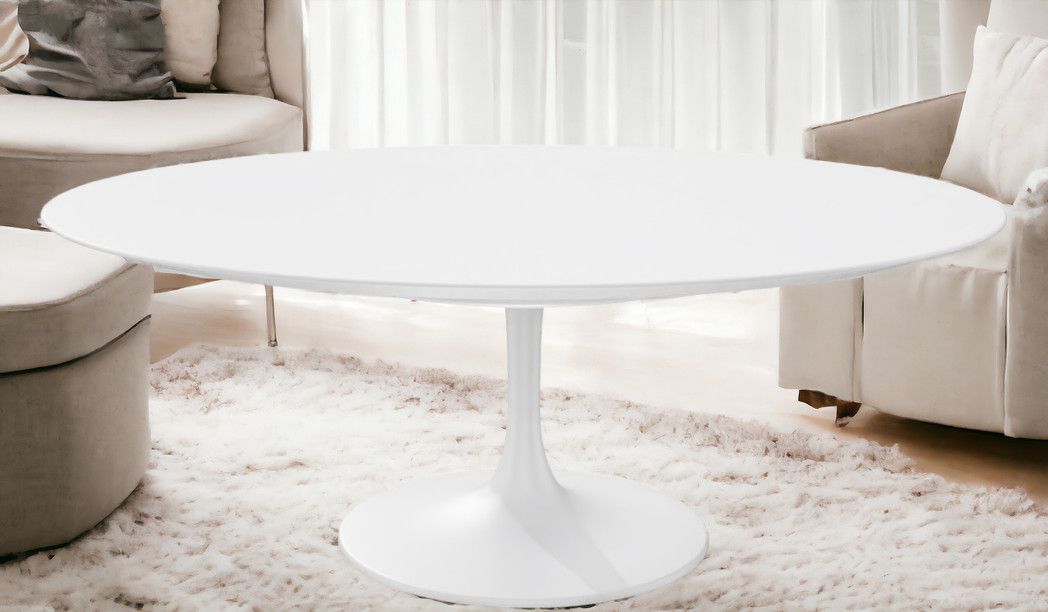 Weißer Saarinen Couchtisch mit ovaler Tischplatte und zentralem Fuß von Knoll International.