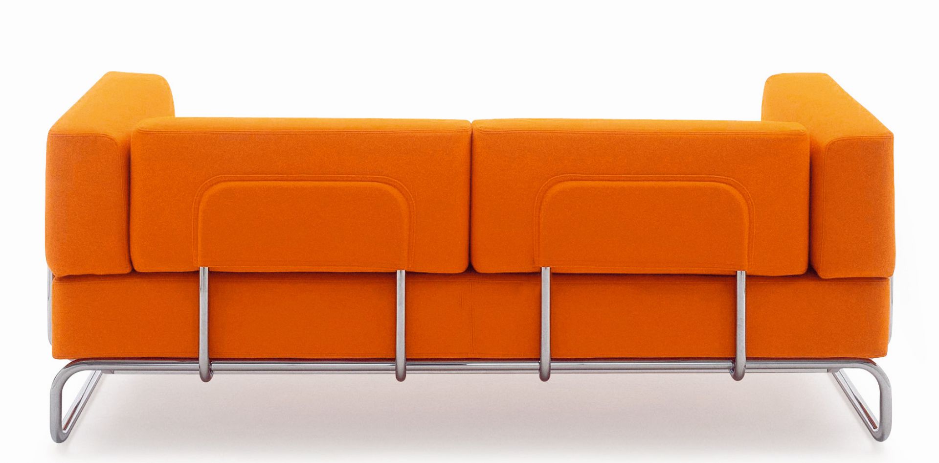 Orangefarbenes Thonet Sofa mit hoher Rückenlehne und verchromtem Stahlrohrgestell, modernes Design für Wohnzimmer.