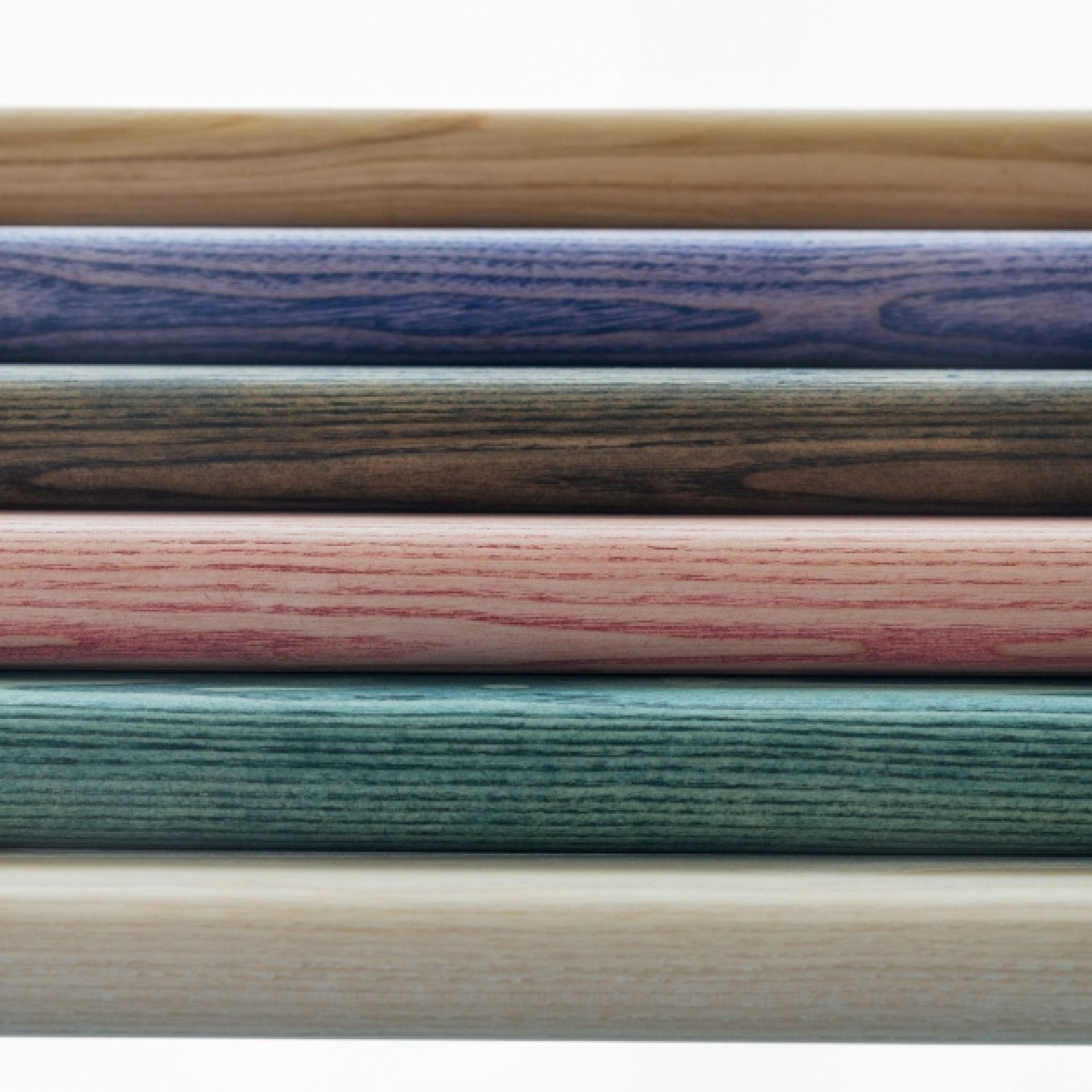 Detailaufnahme von Holzbeinen in verschiedenen Farben für den D:005 Stuhl von Fuchs & Habicht.