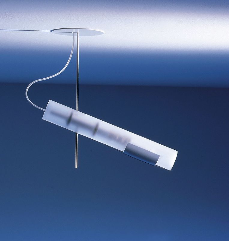 Zuuk Deckenleuchte von Ingo Maurer, moderne Hängelampe mit zylindrischem Lampenschirm und filigraner Aufhängung für Wohnraumbeleuchtung.