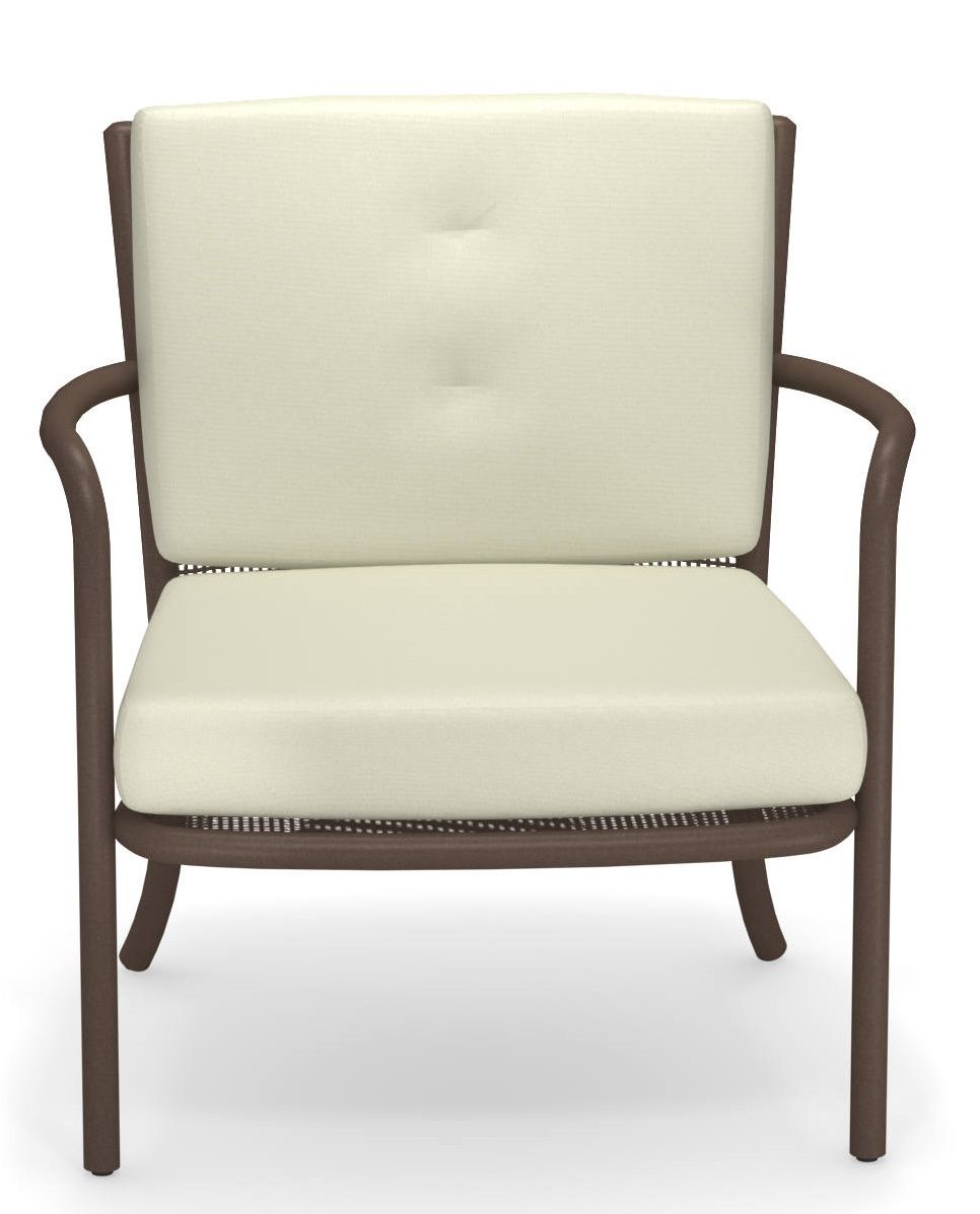 Athena Lounge Chair Sessel von Emu für den Außenbereich mit braunem Gestell und cremefarbenen Kissen.