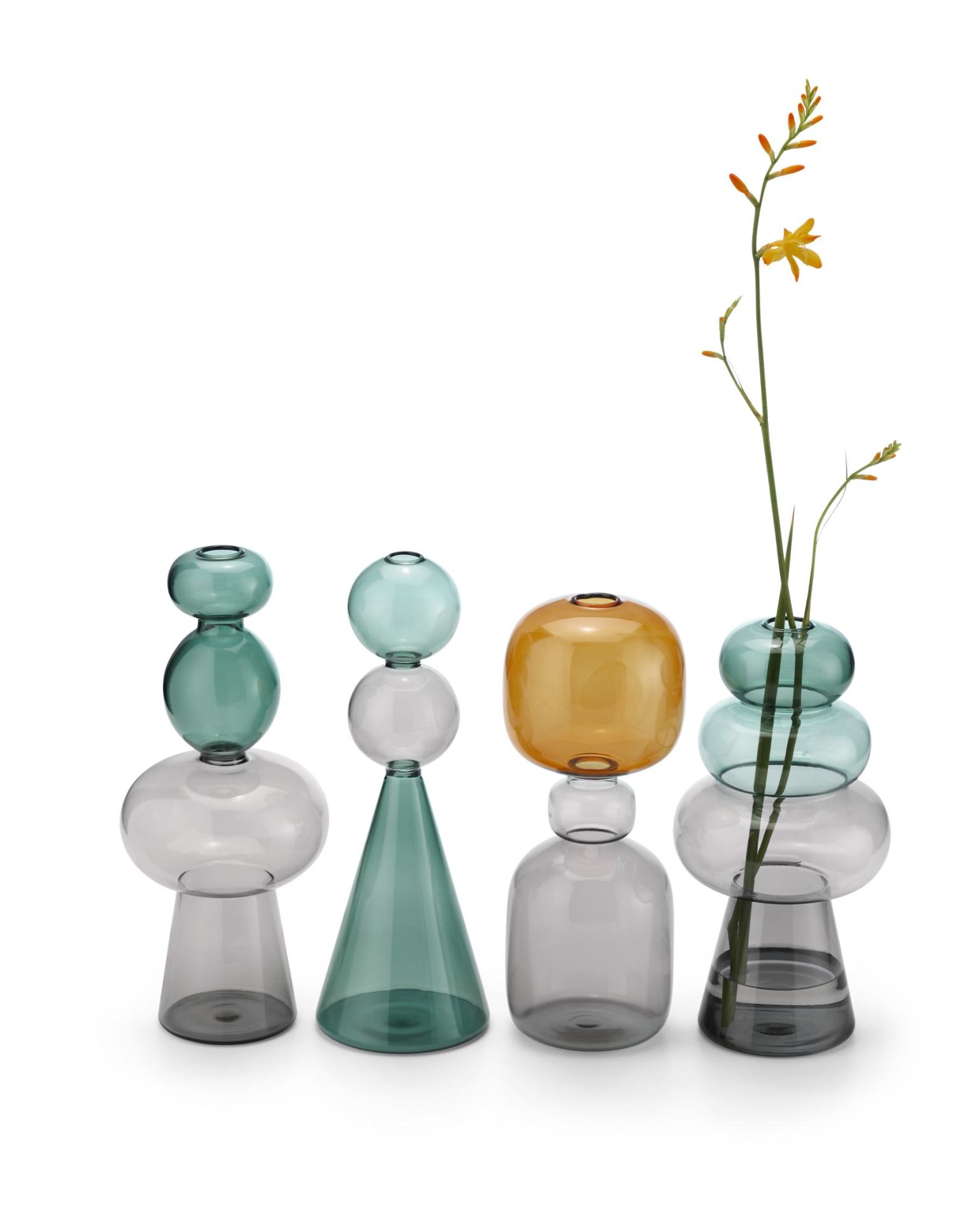 Curiosa Vase von Philippi: Vier moderne Glasvasen in verschiedenen Formen und Farben, eine mit Blume.