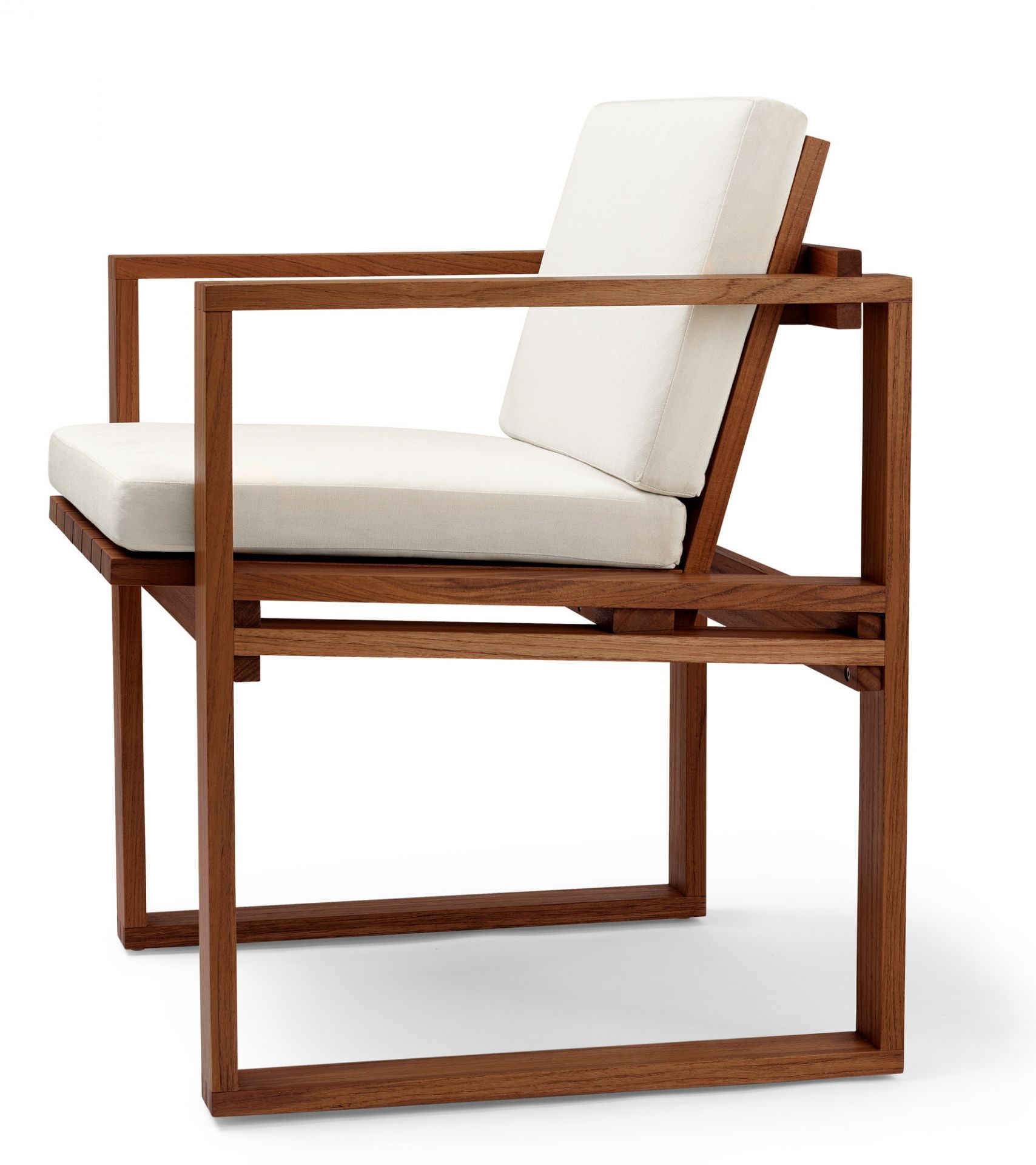 Sitzkissen für Bodil Kjaer Outdoorstuhl aus Teakholz mit weißem Stoffbezug, seitliche Ansicht.