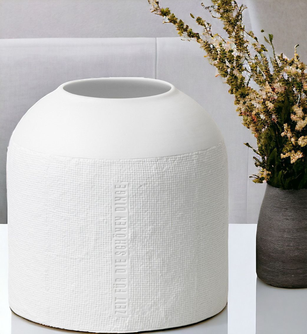 Weiße Formsprache Vase von Räder mit Textur und Aufschrift "Zeit für die schönen Dinge".
