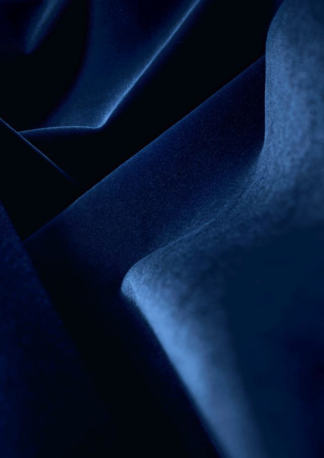 Detailaufnahme des blauen Samtbezugs vom Beetle Chair Stuhl von Gubi.