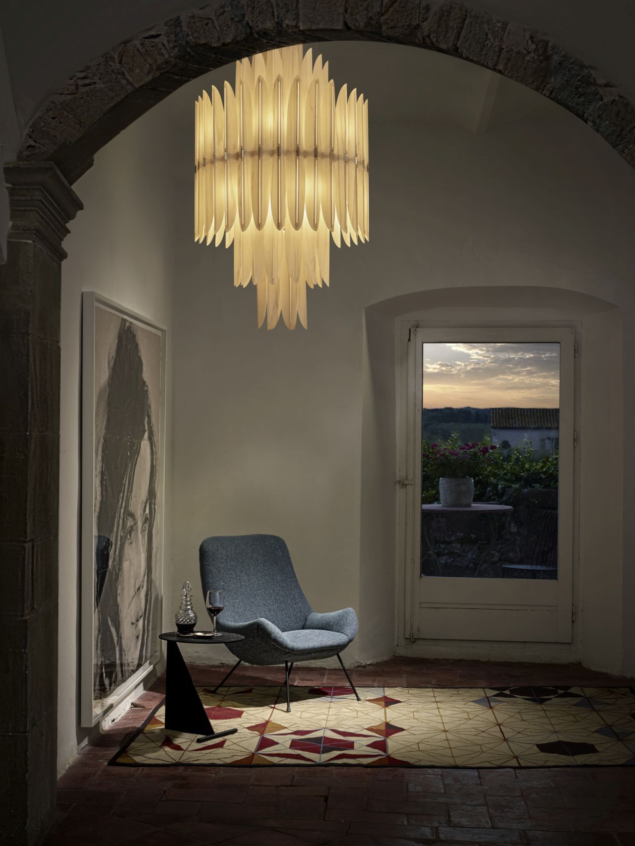 Nahaufnahme der Voliere Pendelleuchte von LZF Lamps, eine moderne Holzleuchte im Innenraum.