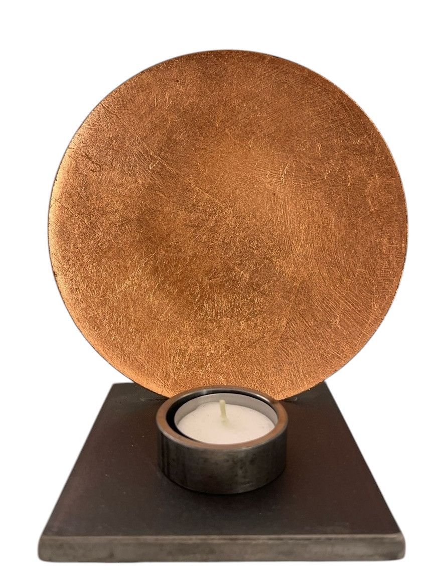 Luna Kerzenhalter von Catellani & Smith: Dekorativer Teelichthalter mit Kupfer-Mond und dunklem Sockel.