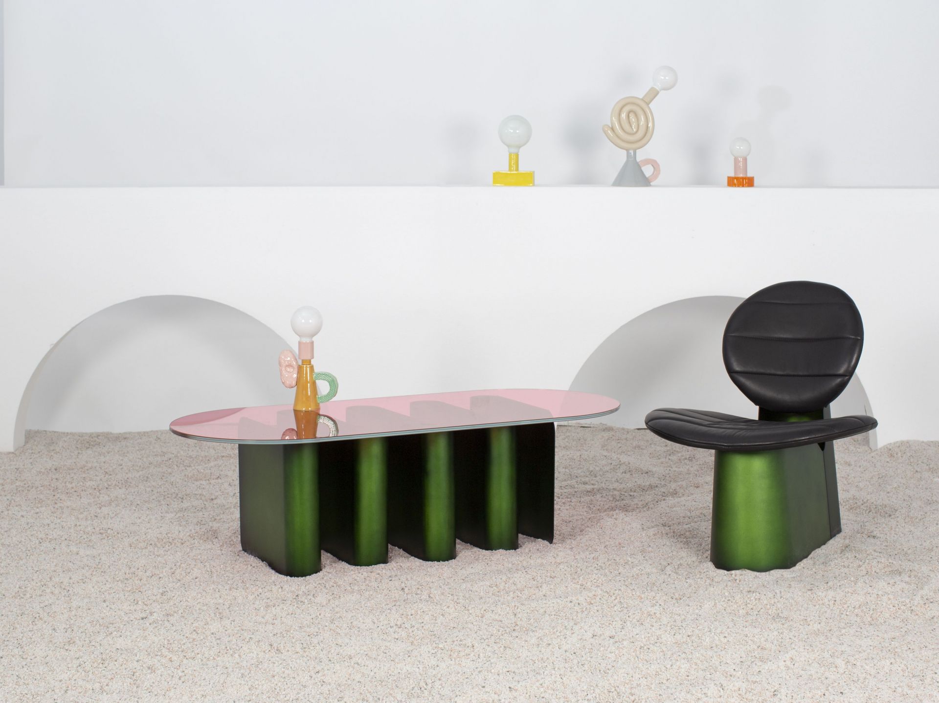 Tavolo2 Esstisch von Pulpo mit rosa Glasplatte und grünen Beinen, dazu passender Stuhl.