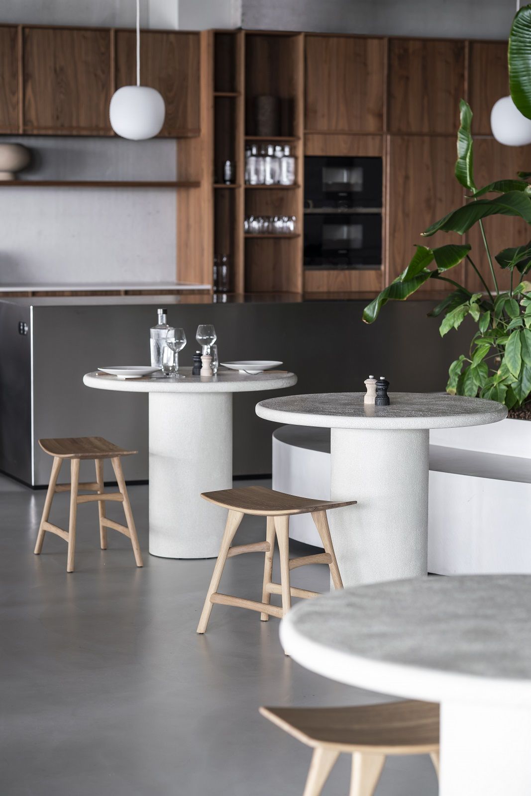 Runder Esstisch von Ethnicraft, Modell Elements Dining Table, mit passenden Holzstühlen in modernem Ambiente.