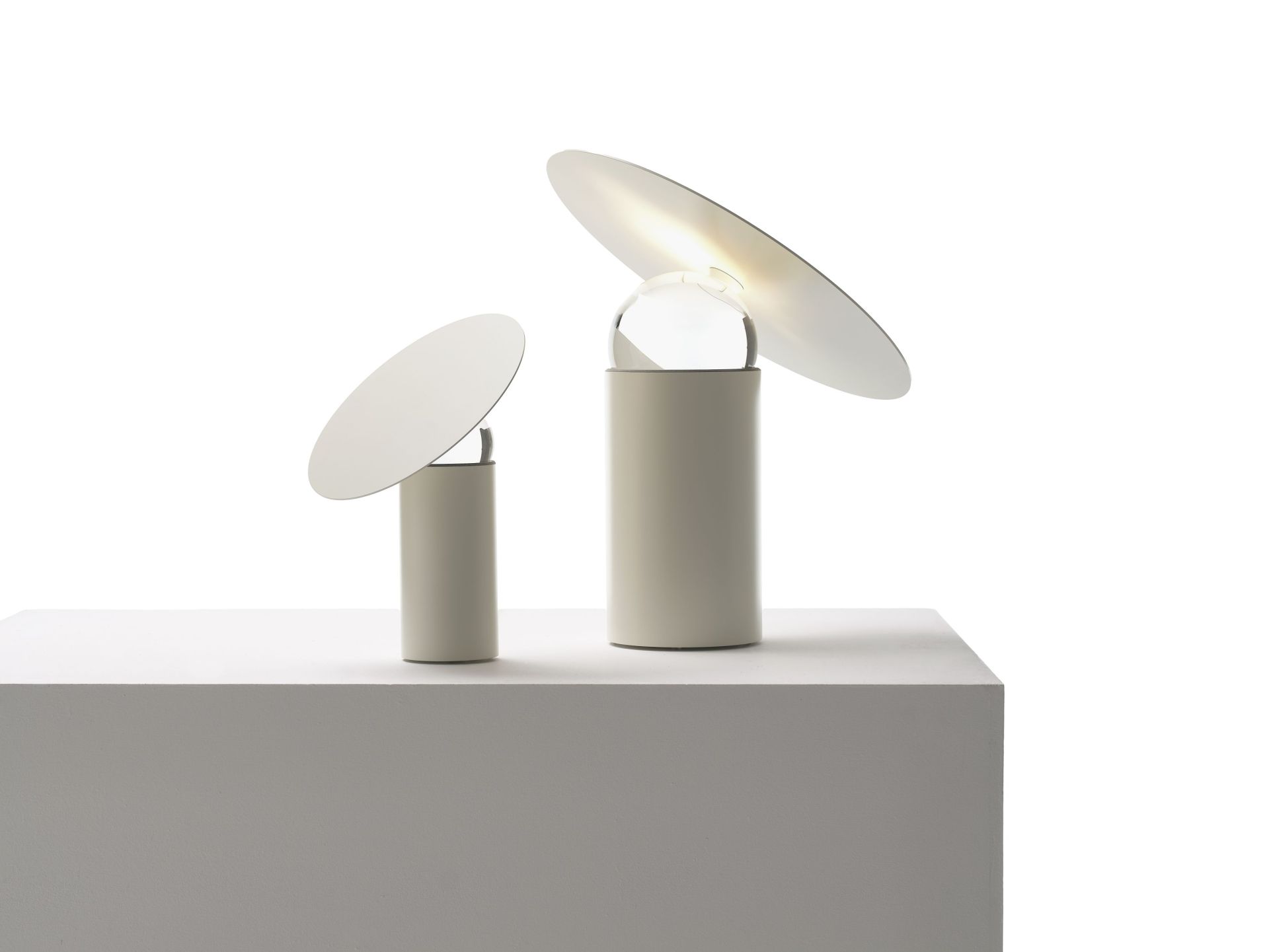 Zwei moderne Era Tischleuchten von Mogg, zylindrischer Fuß mit runder Scheibe, beige.