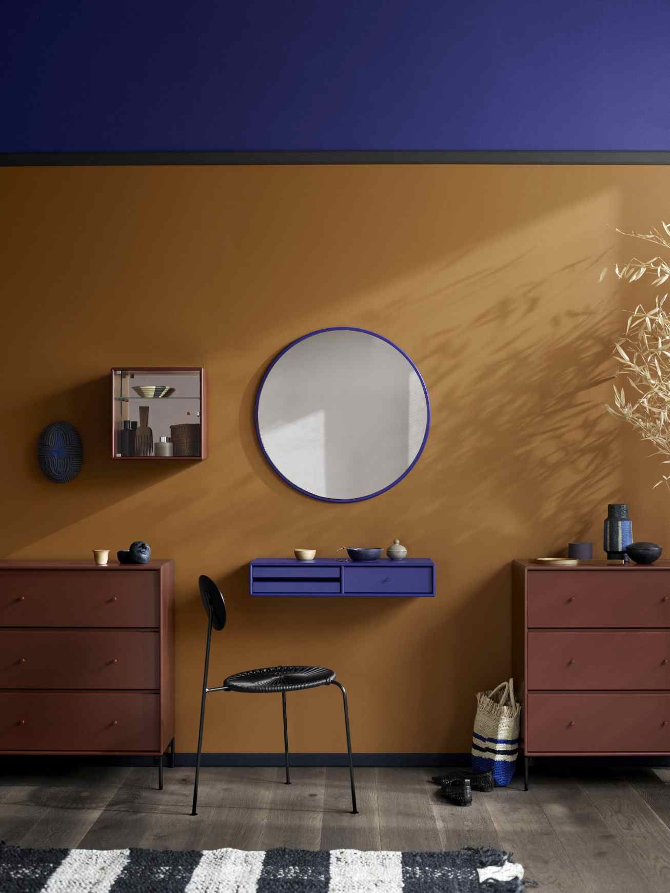 Runder Montana Spiegel mit blauem Rahmen als dekoratives Wandelement für modernes Wohnen.