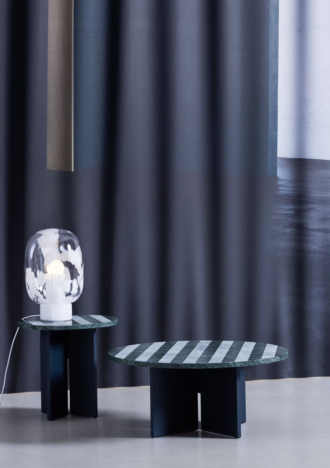 Sediment Coffee Table: Couchtisch Nero Marquina mit Marmorplatte und Lampe im modernen Wohnzimmer.