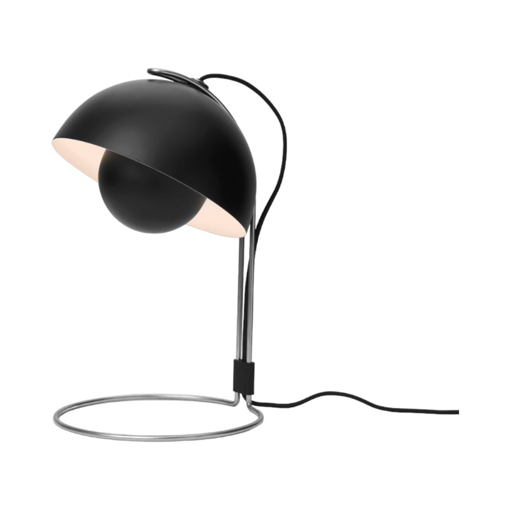 Schwarze FlowerPot Tischleuchte von AndTradition mit rundem Lampenschirm und silbernem Fuß. Design Lampe.