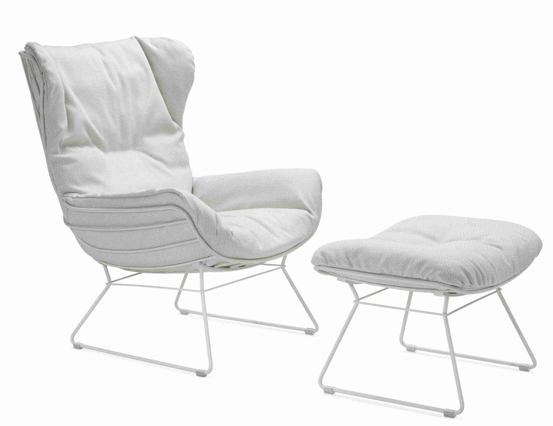 Weißer Leyasol Wingback Sessel von Freifrau Manufaktur mit passendem Hocker für den Außenbereich.