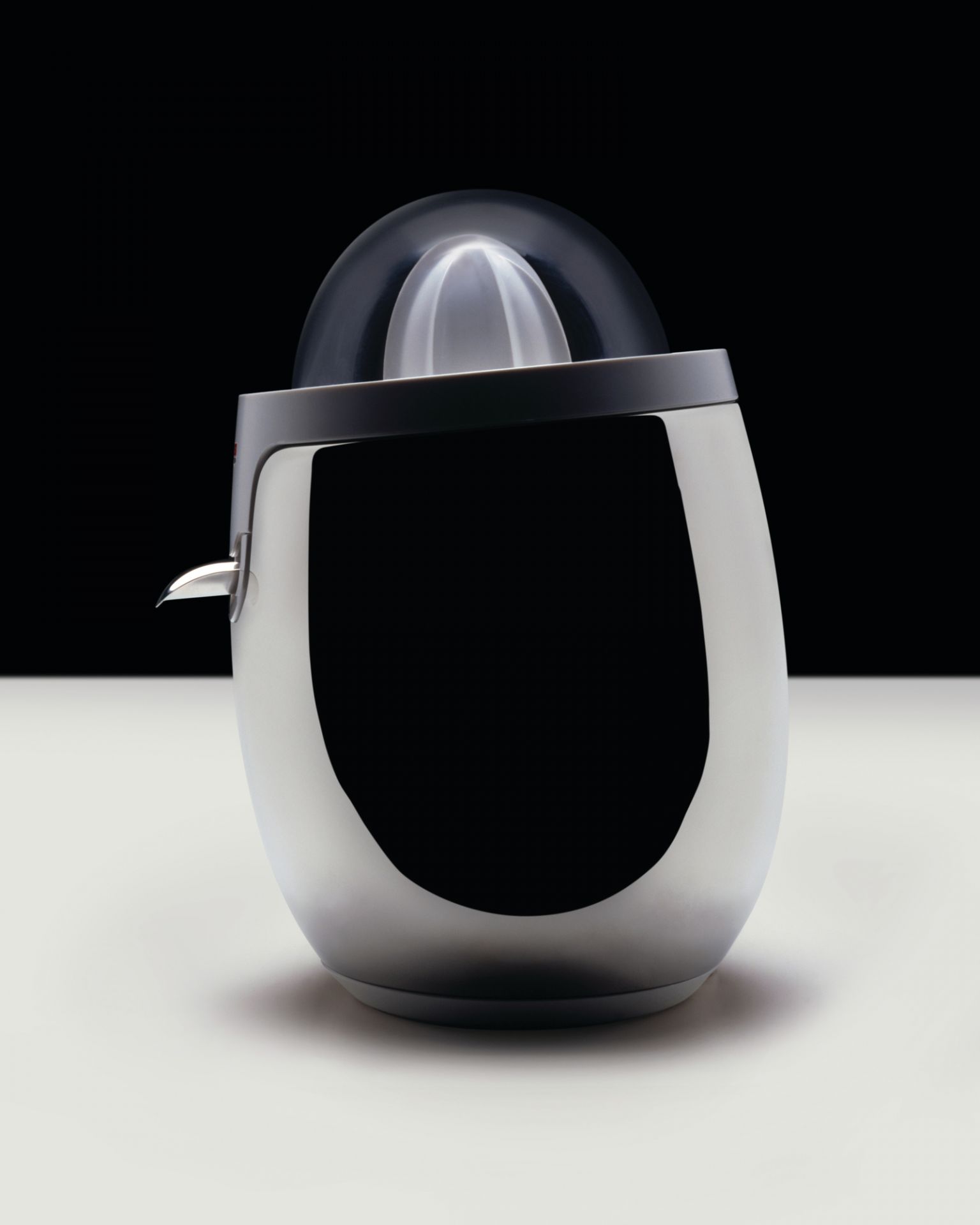 Alessi SG63 W elektrische Zitronenpresse aus Edelstahl mit transparentem Aufsatz für frischen Saft.