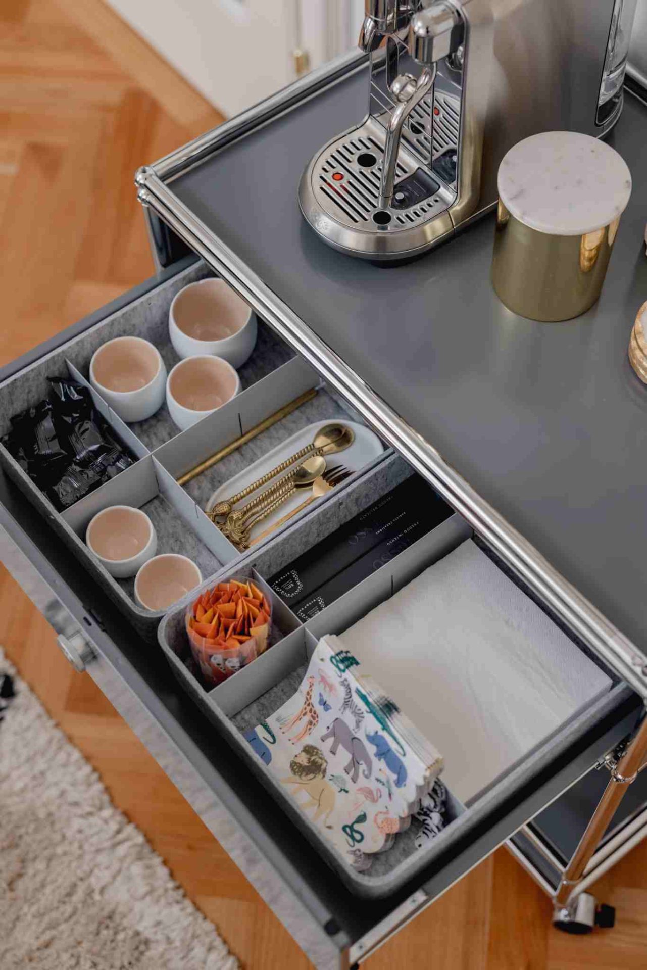 USM Haller Inos Box hoch mit Tablett