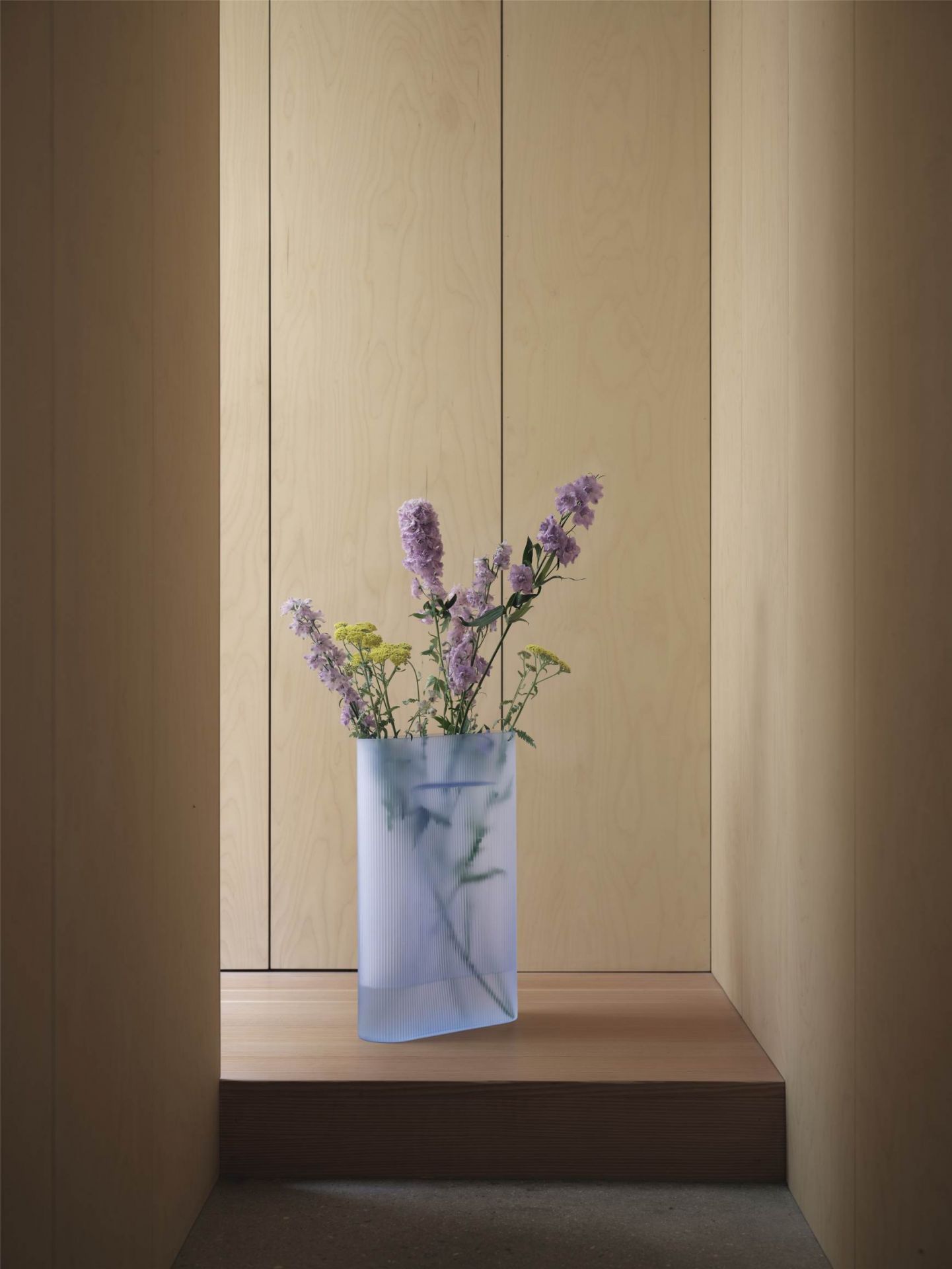 Ridge Vase Muuto Milchglas Hellblau H 35 cm
